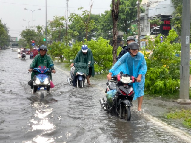 Hành động đẹp của bộ đội khi TP Rạch Giá chìm trong biển nước- Ảnh 2.