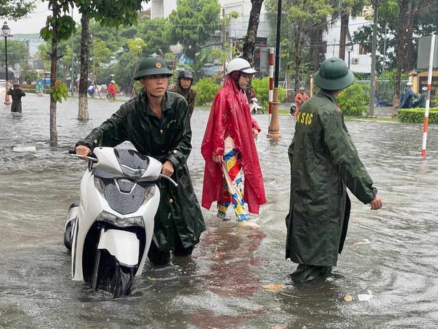 Hành động đẹp của bộ đội khi TP Rạch Giá chìm trong biển nước- Ảnh 4.