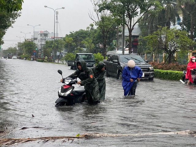 Hành động đẹp của bộ đội khi TP Rạch Giá chìm trong biển nước- Ảnh 5.