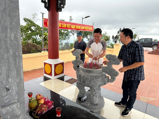 Cán bộ, người dân địa phương vẫn thường xuyên đến thắp hương ở Nhà bia Tưởng niệm Sạc Ly 1015