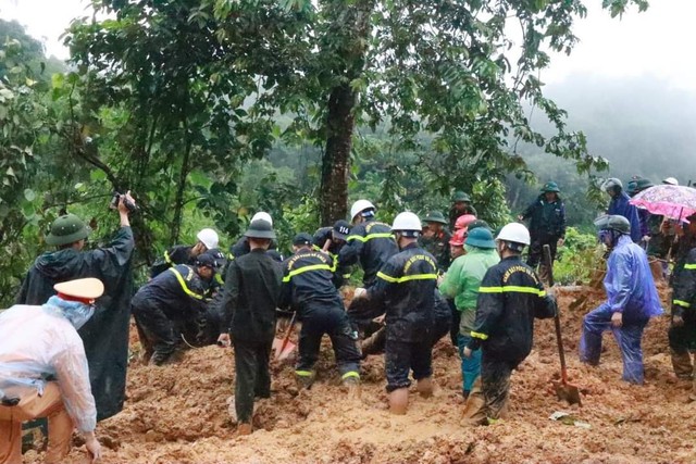 Bộ trưởng Lương Tam Quang chỉ đạo khẩn trương cứu nạn vụ sạt lở đất vùi lấp xe khách- Ảnh 1.