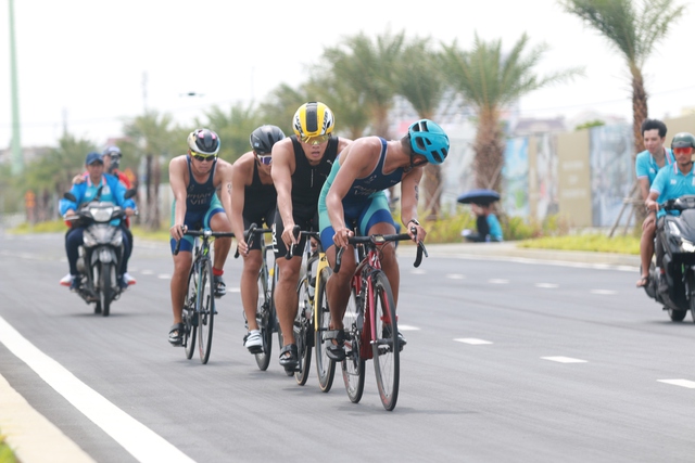 100 VĐV tranh tài Giải vô địch quốc gia Triathlon 2024 ở bãi biển Mỹ Khê- Ảnh 2.