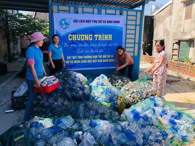 Hội Phụ nữ xã Bình Minh, huyện Thăng Bình, tỉnh Quảng Nam thực hiện chương trình thu gom rác thải nhựa từ biển, biến rác thành tiền để gây quỹ giúp đỡ trẻ em mồ côi và phụ nữ có hoàn cảnh khó khăn