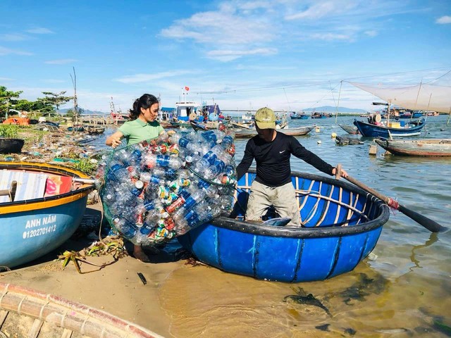 Ngư dân đảo Cù Lao Chàm (xã Tân Hiệp, TP Hội An, tỉnh Quảng Nam) đổi rác thải nhựa lấy quà, chung tay bảo vệ môi trường biển