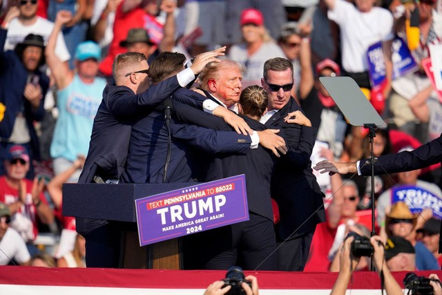 Hình ông Trump giơ nắm đấm sau khi bị bắn trở thành món hời