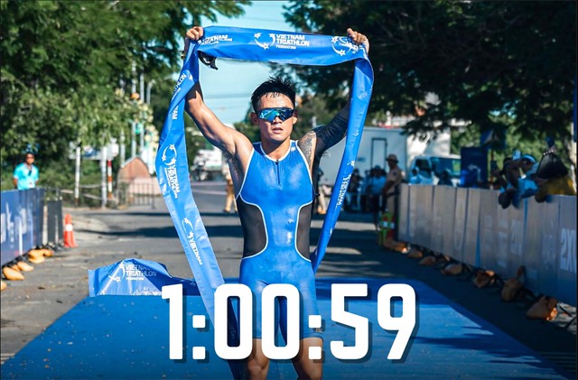 Lâm Quang Nhật về đích nội dung Triathlon sprint Ảnh: QUÂN LAM Lâm Quang Nhật về đích nội dung Triathlon sprint Ảnh: QUÂN LAM