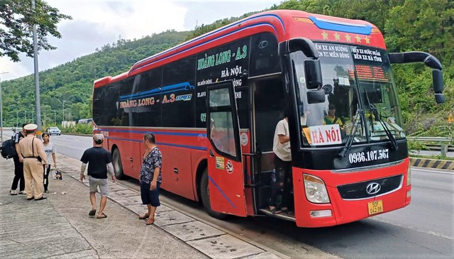 Vợ chồng trẻ bị lừa, ôm con nhỏ đi bộ từ Bình Dương về Tuyên Quang thì gặp CSGT- Ảnh 2.