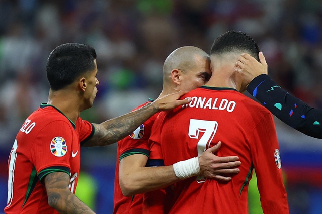 Euro 2024: Truyền thông Bồ Đào Nha kêu gọi đẩy Ronaldo lên ghế dự bị- Ảnh 1.