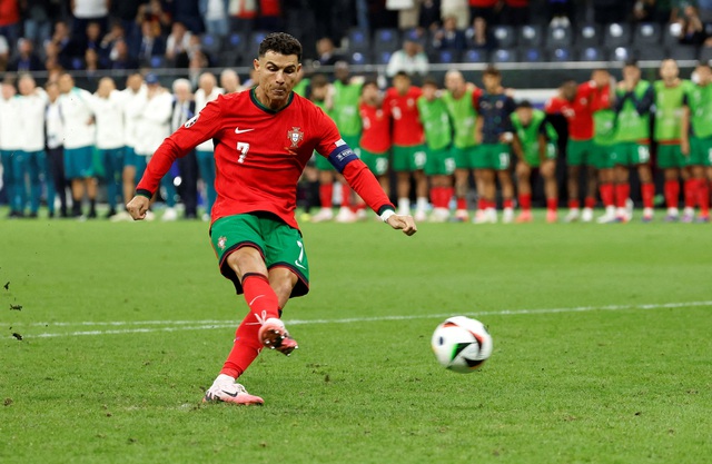 Euro 2024: Truyền thông Bồ Đào Nha kêu gọi đẩy Ronaldo lên ghế dự bị- Ảnh 7.