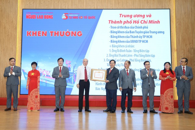 Ông Phan Nguyễn Như Khuê, Trưởng Ban Tuyên giáo Thành ủy TP HCM,  trao bằng khen của Thành ủy TP HCM cho ông Tô Đình Tuân, Tổng Biên tập Báo Người Lao Động Ảnh: HOÀNG TRIỀU