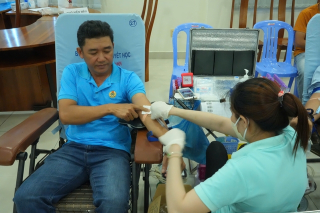 Người lao động tham gia chương trình hiến máu tình nguyện