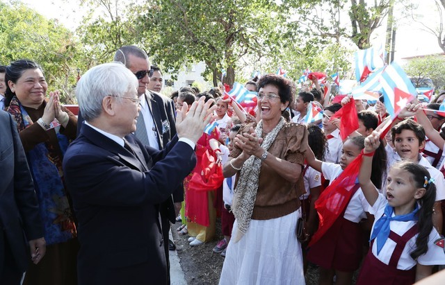 Tổng Bí thư Nguyễn Phú Trọng với học sinh ở thủ đô La Habana nhân chuyến thăm Cuba vào năm 2018Ảnh: TTXVN