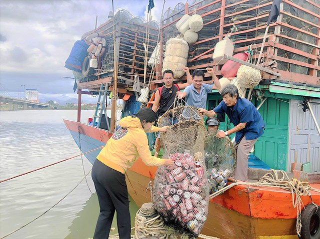 Tàu cá của ngư dân xã Bảo Ninh, TP Đồng Hới, tỉnh Quảng Bình đưa rác thải vào bờ