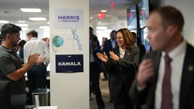 Phó Tổng thống Mỹ Kamala Harris đến trụ sở chiến dịch tranh cử tổng thống của bà ở TP Wilmington, bang Delaware, vào ngày 22-7. Ảnh: Reuters