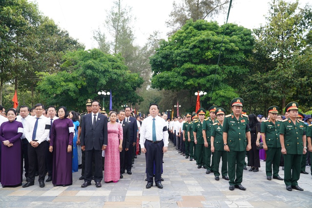 Xúc động lễ truy điệu các liệt sĩ tại Nghĩa trang liệt sĩ Đồi 82 ở Tây Ninh- Ảnh 1.