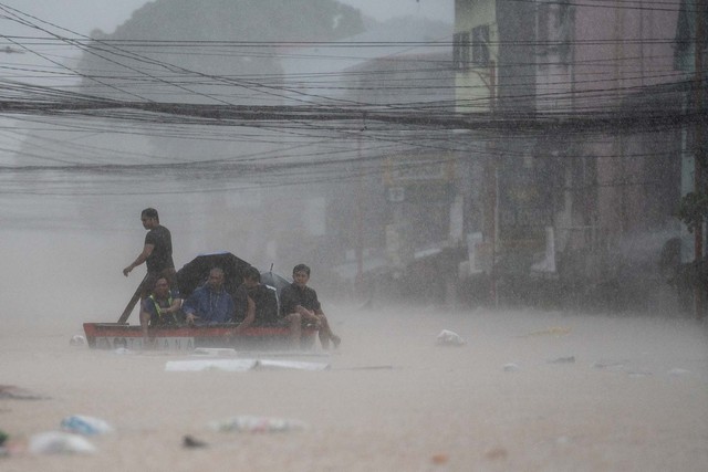 Mưa lớn nhấn chìm TP Marikina trong Vùng đô thị Manila - Philippines hôm 24-7 Ảnh: REUTERS