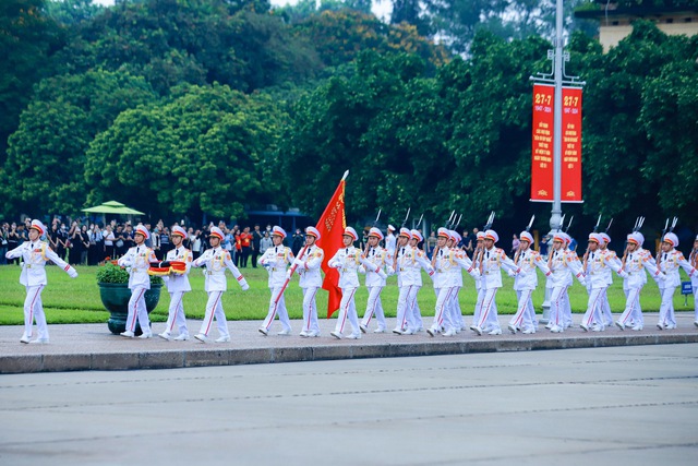 VIDEO: Nghi lễ treo cờ rủ Quốc tang Tổng Bí thư Nguyễn Phú Trọng tại Quảng trường Ba Đình- Ảnh 2.