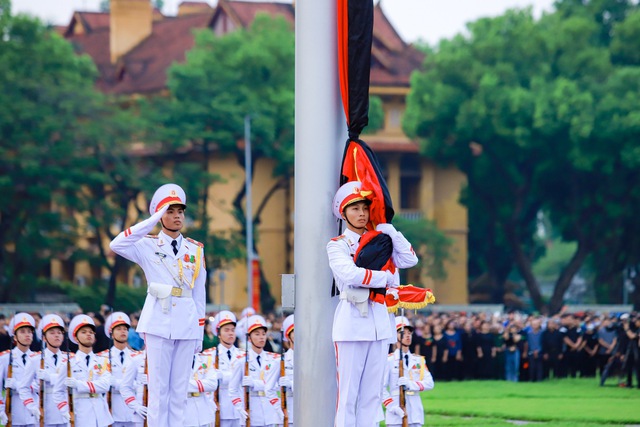 VIDEO: Nghi lễ treo cờ rủ Quốc tang Tổng Bí thư Nguyễn Phú Trọng tại Quảng trường Ba Đình- Ảnh 12.