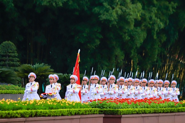 VIDEO: Nghi lễ treo cờ rủ Quốc tang Tổng Bí thư Nguyễn Phú Trọng tại Quảng trường Ba Đình- Ảnh 4.