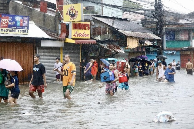 Bão Gaemi gây mưa khủng khiếp, Manila nước ngập tới ngực- Ảnh 1.