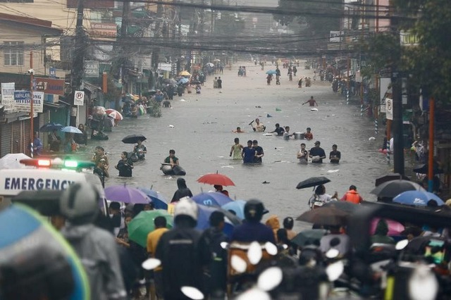 Bão Gaemi gây mưa khủng khiếp, Manila nước ngập tới ngực- Ảnh 5.