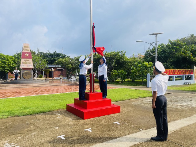 Xúc động hình ảnh treo cờ rủ tưởng nhớ Tổng Bí thư Nguyễn Phú Trọng ở quần đảo Trường Sa - Ảnh 2.