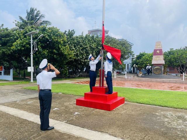 Xúc động hình ảnh treo cờ rủ tưởng nhớ Tổng Bí thư Nguyễn Phú Trọng ở quần đảo Trường Sa - Ảnh 1.