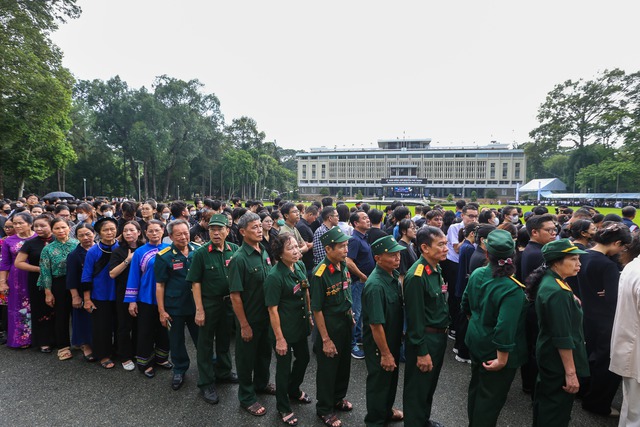 Người dân từ nhiều địa phương xếp hàng dài trước Hội trường Thống Nhất chờ vào viếng Tổng Bí thư Nguyễn Phú TrọngẢnh: HOÀNG TRIỀU