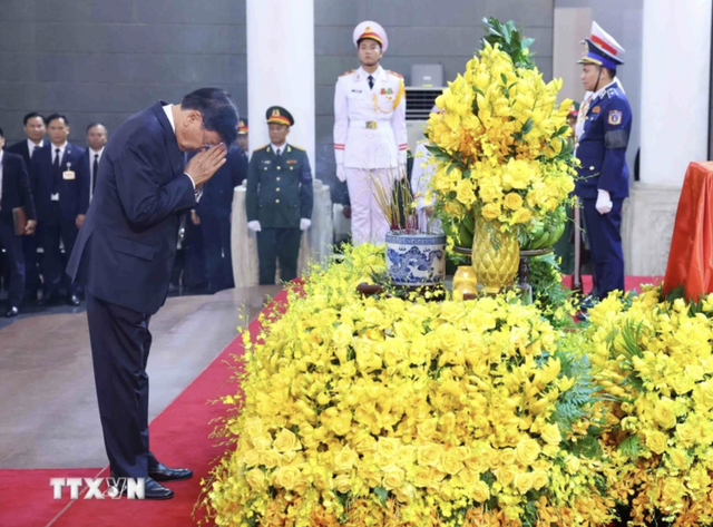 Tổng Bí thư, Chủ tịch nước Lào và Phu nhân viếng Tổng Bí thư Nguyễn Phú Trọng- Ảnh 6.