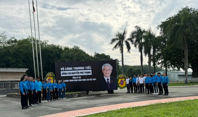 Những hình ảnh tổ chức Công đoàn, công nhân lao động tưởng nhớ Tổng Bí thư Nguyễn Phú Trọng- Ảnh 11.