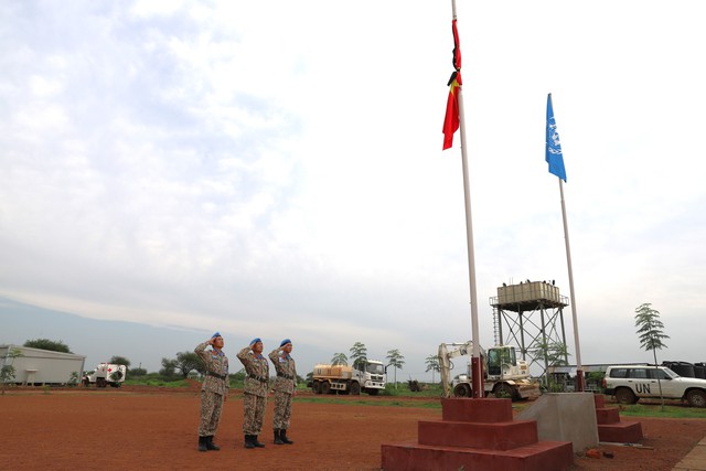 Lực lượng Gìn giữ hòa bình Việt Nam treo cờ rủ, viếng Tổng Bí thư Nguyễn Phú Trọng- Ảnh 9.