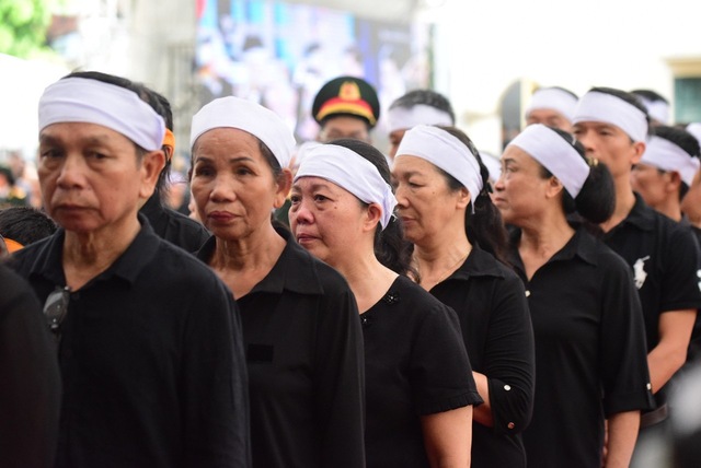 VIDEO: Người dân không kìm được nước mắt viếng Tổng Bí thư Nguyễn Phú Trọng tại quê nhà- Ảnh 9.