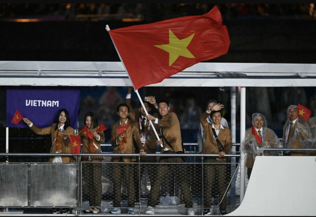 Khai mạc Olympic 2024: Khoảnh khắc quốc kỳ Việt Nam tung bay tại Paris- Ảnh 10.