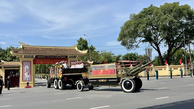 Người dân đội nắng, bật khóc tiễn biệt Tổng Bí thư Nguyễn Phú Trọng - Ảnh 15.