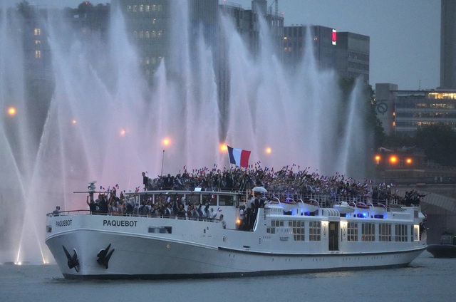 Khai mạc Olympic 2024: Khoảnh khắc quốc kỳ Việt Nam tung bay tại Paris- Ảnh 11.