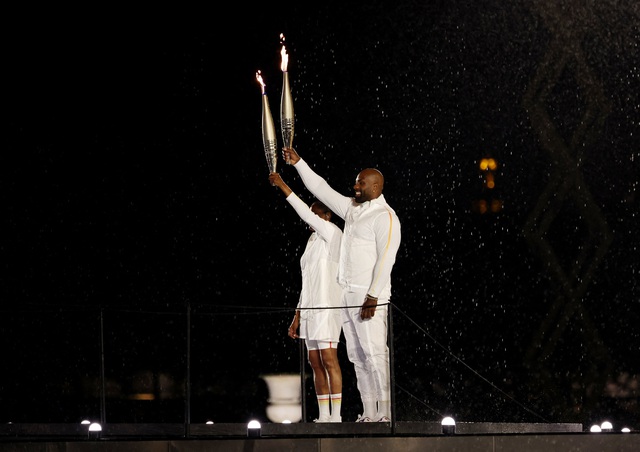 Khai mạc Olympic 2024: Khoảnh khắc quốc kỳ Việt Nam tung bay tại Paris- Ảnh 19.