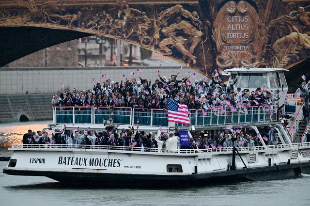 Khai mạc Olympic 2024: Khoảnh khắc quốc kỳ Việt Nam tung bay tại Paris- Ảnh 9.