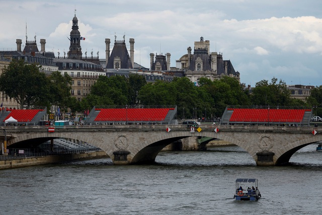 Khán đài khu vực cầu Pont Notre Dame