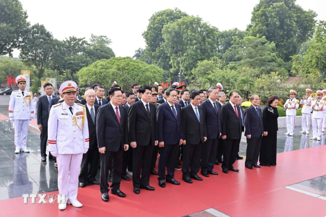 Lãnh đạo Đảng, Nhà nước tưởng niệm các Anh hùng liệt sĩ và vào Lăng viếng Bác- Ảnh 1.