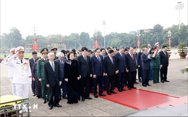 Lãnh đạo Đảng, Nhà nước tưởng niệm các Anh hùng liệt sĩ và vào Lăng viếng Bác- Ảnh 3.