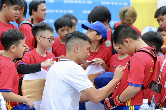 Trung vệ Bùi Tiến Dũng khơi cảm hứng cho cầu thủ trẻ- Ảnh 4.