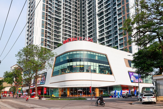 Vincom Plaza Bắc Giang với 4 mặt tiền giáp các tuyến đường lớn mang phong cách kiến trúc Vị Lai (Futuristic) cũng chính thức khai trương sáng ngày 27-7