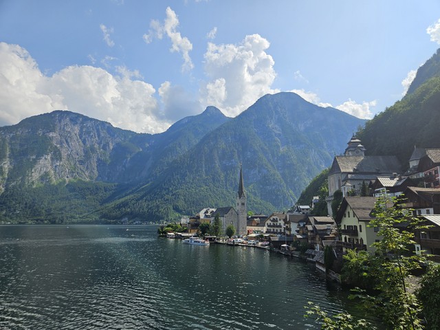 Khám phá ngôi làng cổ Hallstatt đẹp như tranh vẽ giữa trời Âu- Ảnh 1.