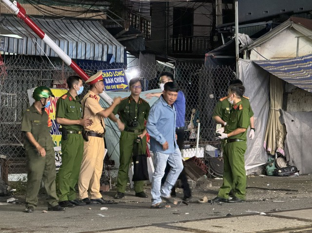 CLIP: Hình ảnh hiện trường và giây phút tàu va chạm xe bán tải, 5 người thương vong- Ảnh 1.