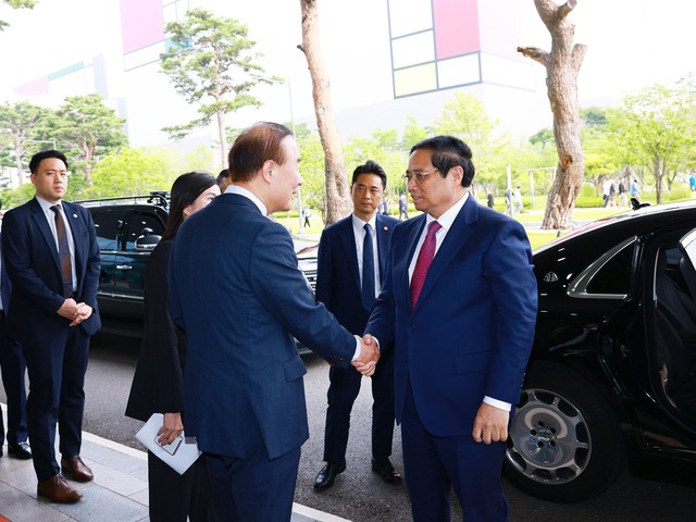 Lãnh đạo Tập đoàn Samsung đón Thủ tướng Phạm Minh Chính thăm tổ hợp bán dẫn của tập đoàn Ảnh: VGP