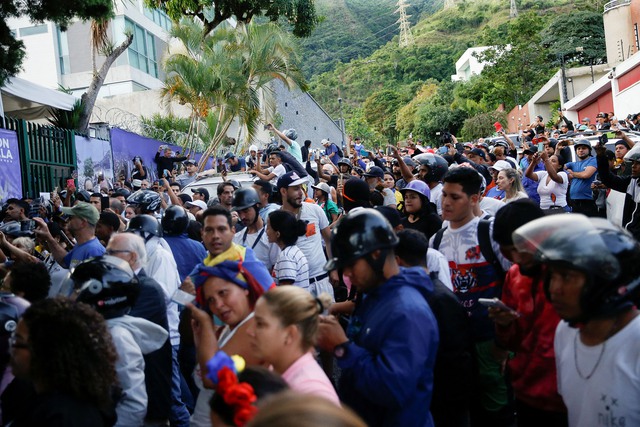 Những người ủng hộ phe đối lập biểu tình tại thủ đô Caracas - Venezuela hôm 29-7 Ảnh: REUTERS