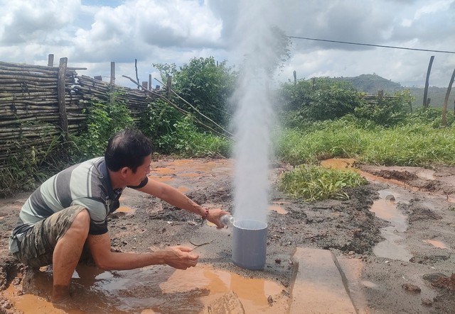 Chuyện lạ: Giếng nước trên đỉnh đồi bỗng phun cao hàng chục mét- Ảnh 1.