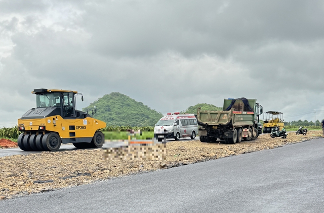 Nam công nhân bị xe lu cán tử vong khi đang thi công thảm nhựa đường- Ảnh 1.