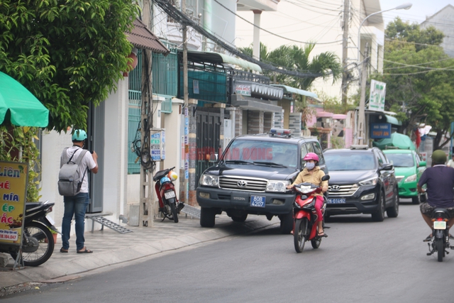 Xe của Bộ Công an, VKSND xuất hiện trước nhà cựu Phó Chủ tịch tỉnh Bình Thuận và Bí thư huyện Phú Quý- Ảnh 1.