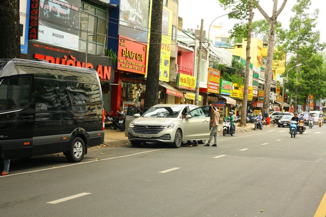 Thu phí ô tô đỗ ở lòng đường: Chưa hết khó- Ảnh 2.